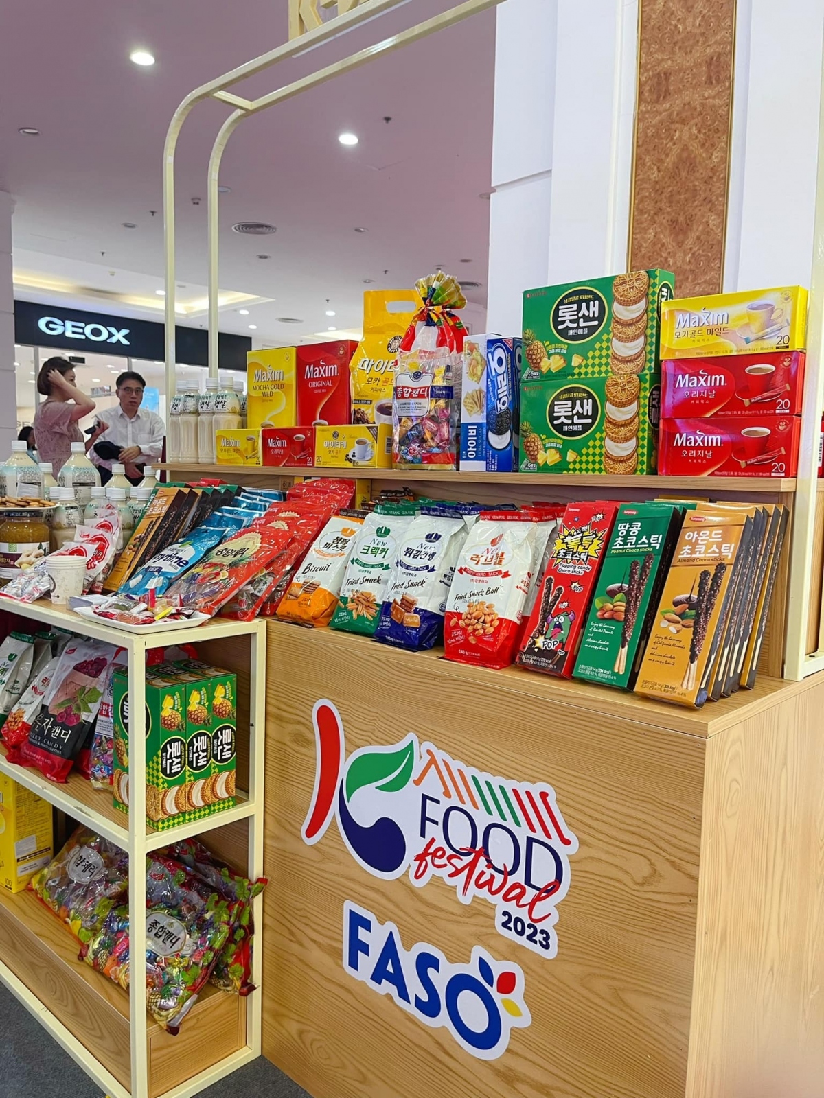 Gian hàng K-Food giới thiệu để người tiêu dùng các sản phẩm Hàn Quốc hấp dẫn - Ảnh: Kim Nhung