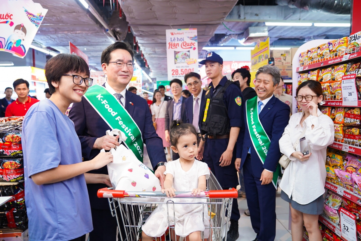Bộ trưởng Bộ nông lâm nghiệp, thực phẩm và chăn nuôi Hàn Quốc tham quan gian hàng K-Food tại Winmart - Ảnh: Kim Nhung