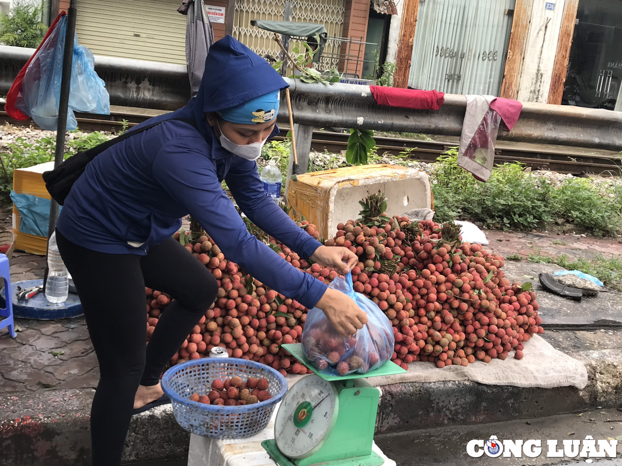 vai thieu thanh ha do bo doc cac tuyen pho ha noi moi noi mot gia hinh 3