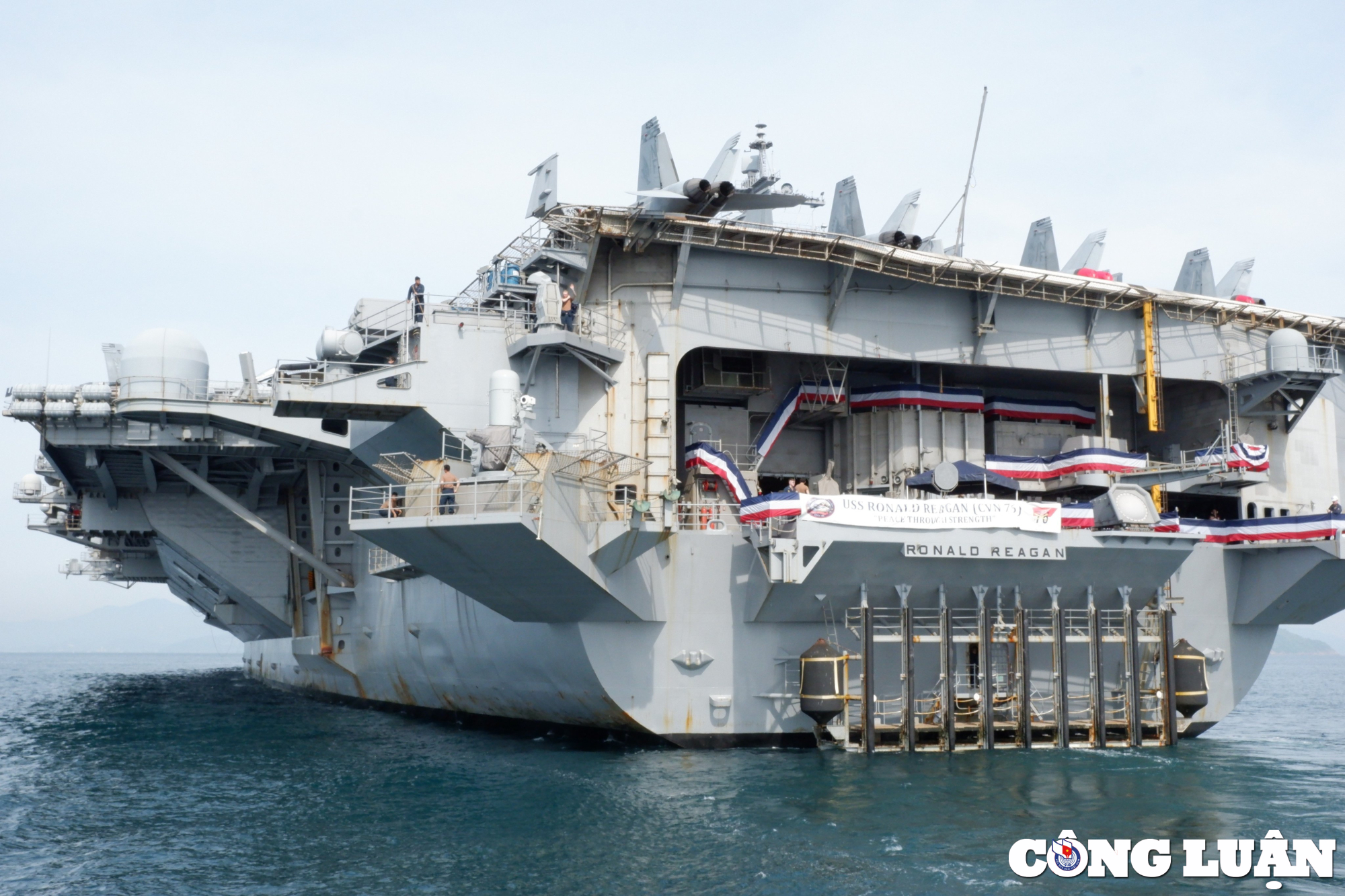 tau san bay my uss ronald reagan cap cang da nang hinh 3