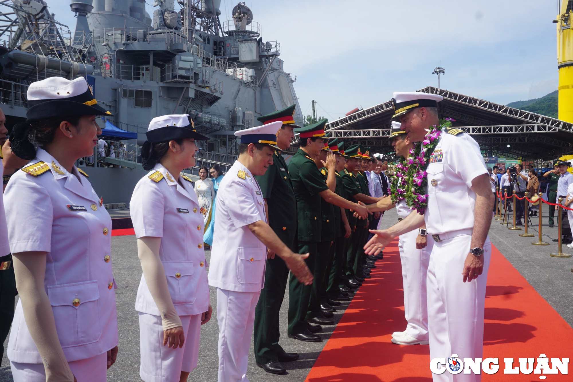 tau san bay my uss ronald reagan cap cang da nang hinh 1