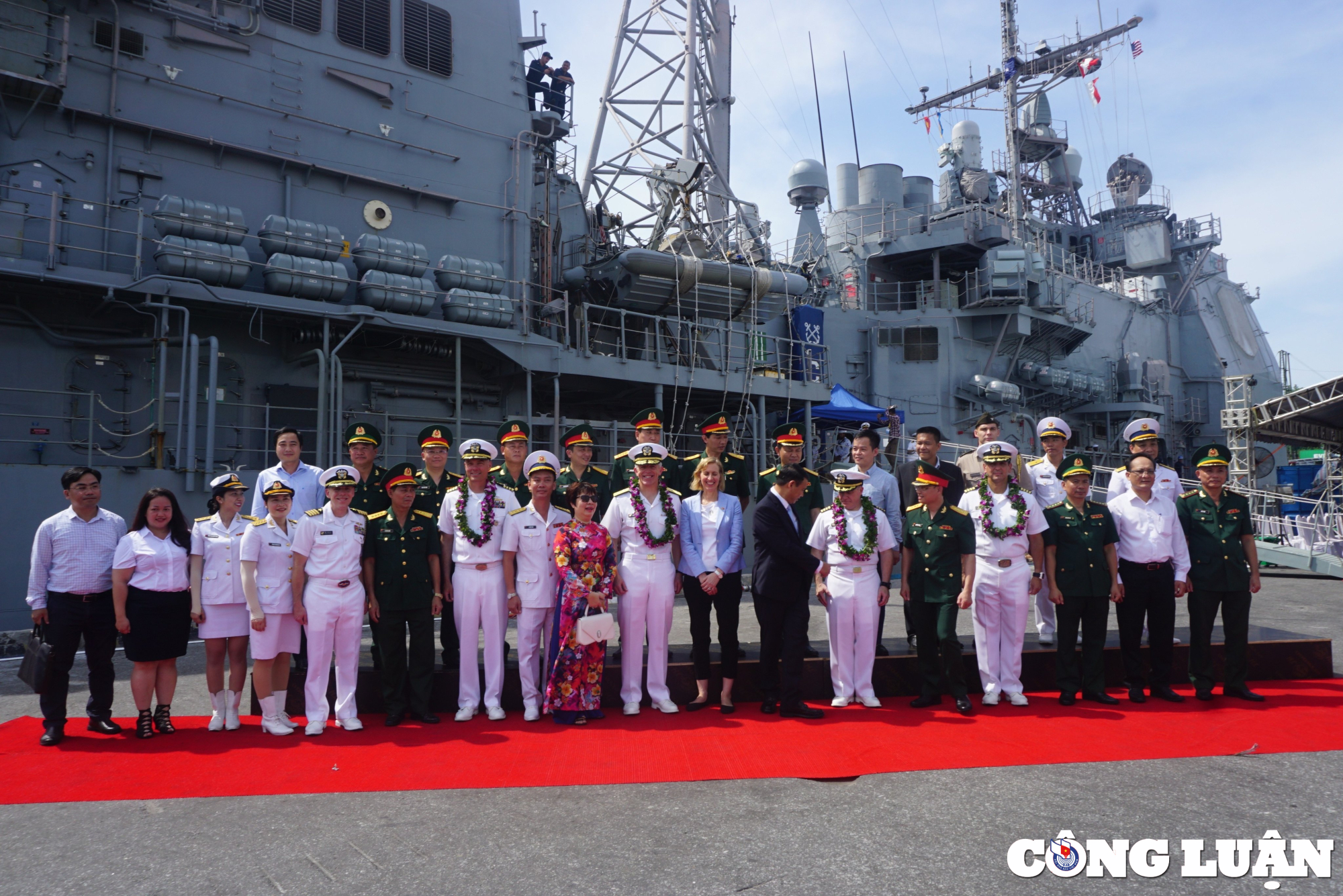 tau san bay my uss ronald reagan cap cang da nang hinh 2