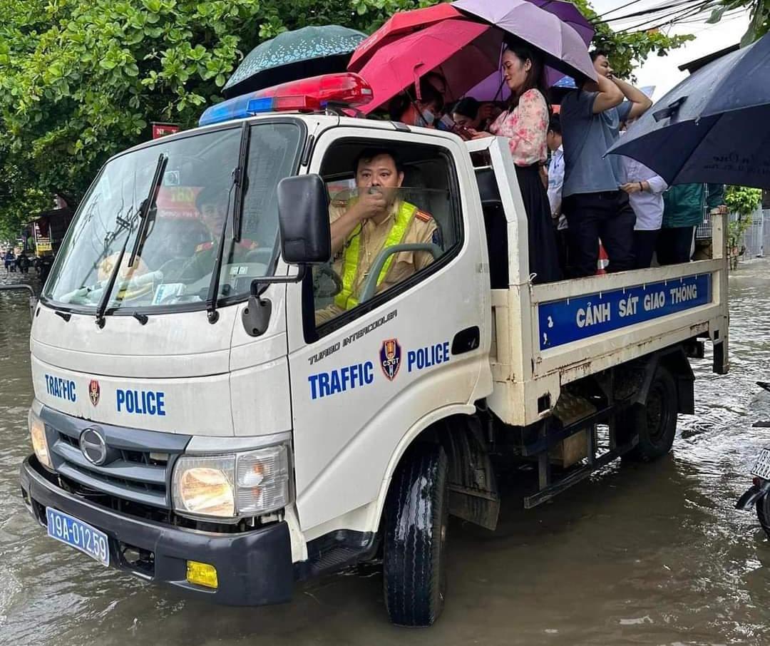 phu tho csgt lai xe chuyen dung cho thi sinh den lam thu tuc thi hinh 1