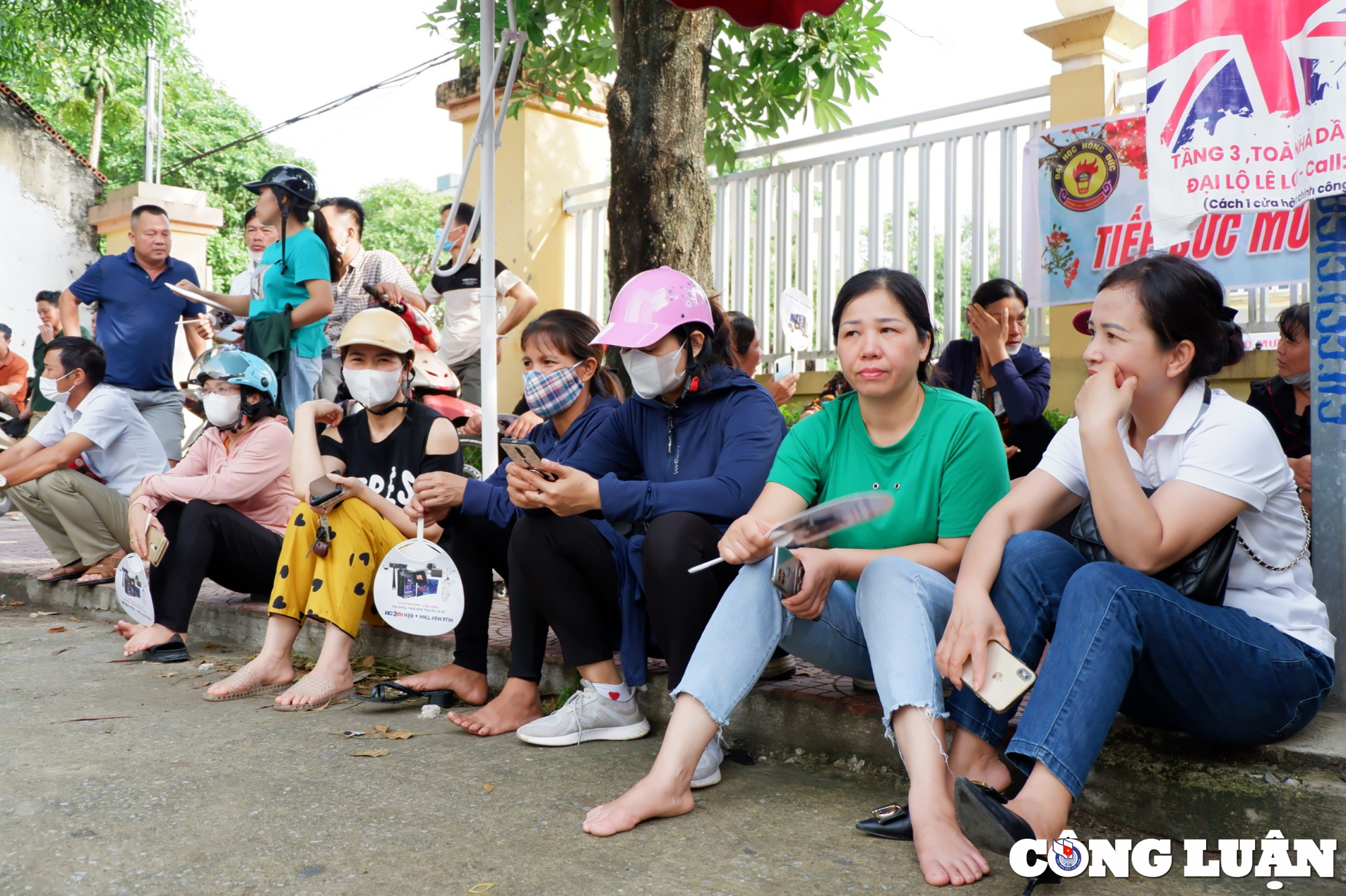 thanh hoa nhieu phu huynh kien nhan doi con ra khoi phong thi hinh 1