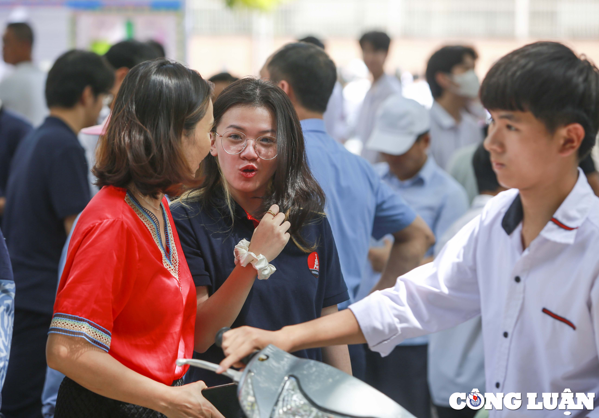 ket thuc mon thi ngu van thi sinh va phu huynh deu phan khoi hinh 6