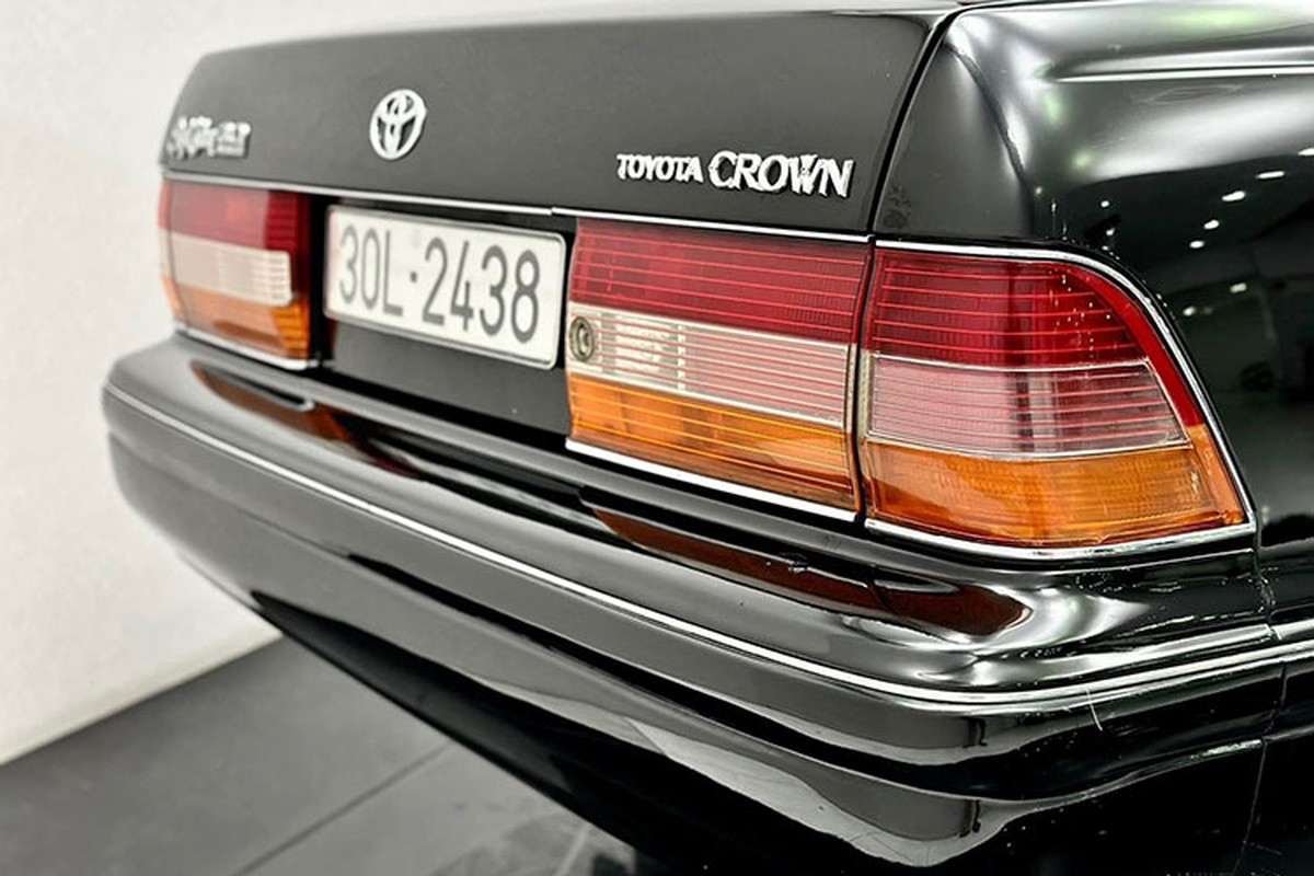 xe toyota crown 25 nam tuoi o ha noi gia 999 trieu hinh 4