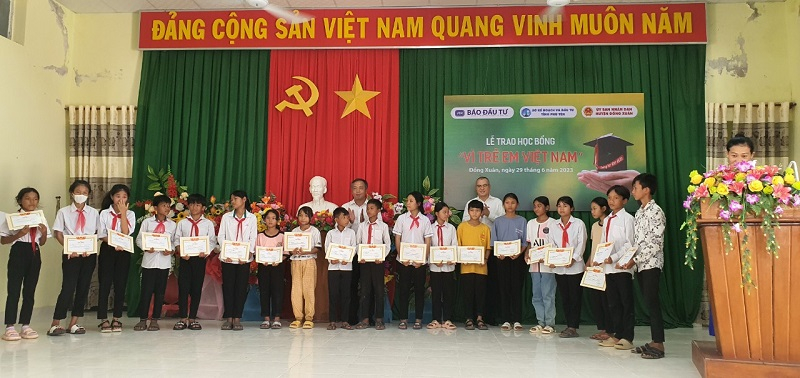 bao dau tu dong hanh voi nhung em hoc sinh co hoan canh kho khan vuon len hoc tap hinh 1