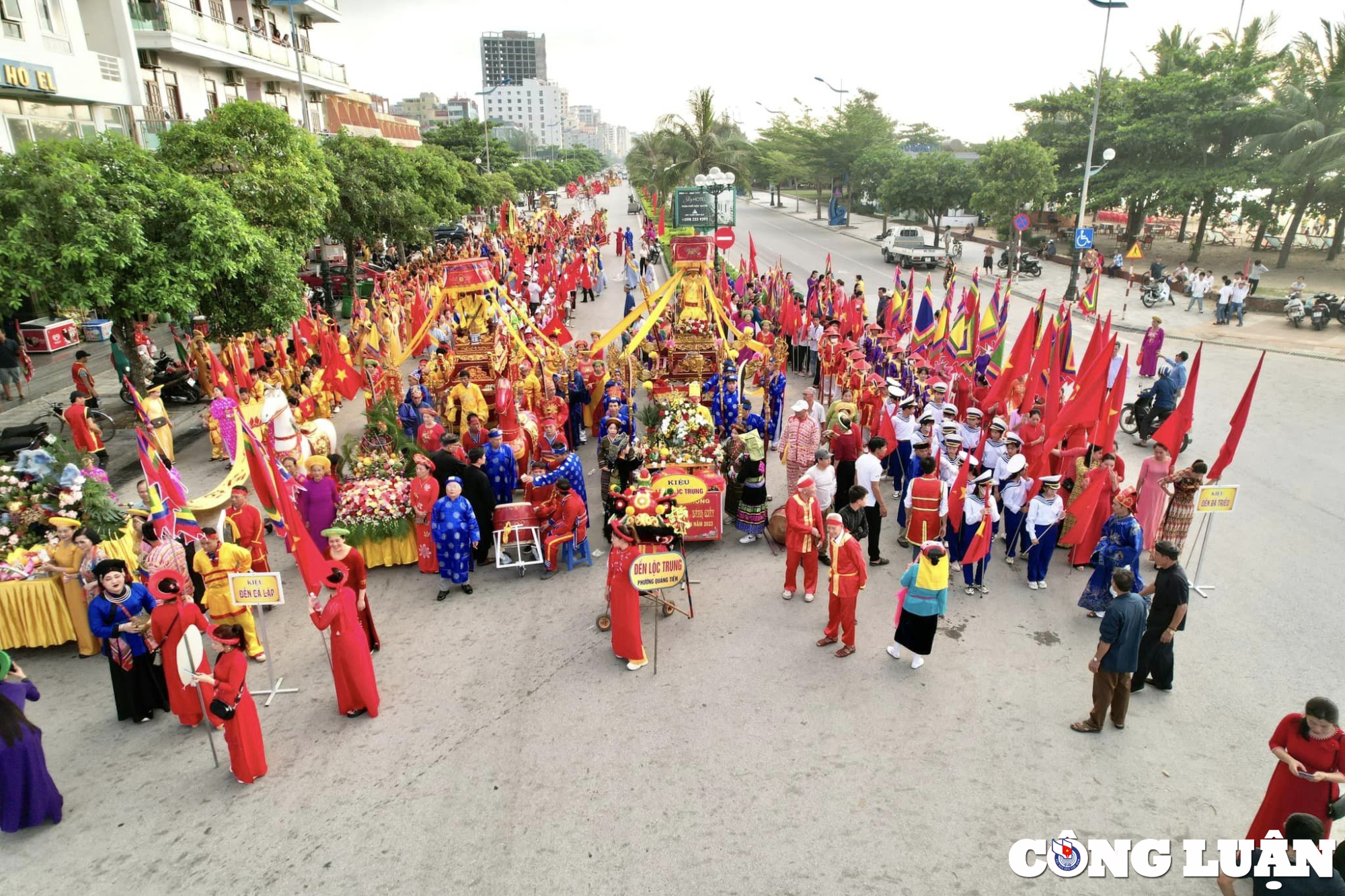 dong dao nguoi dan tham du le hoi banh chung  banh giay nam 2023 hinh 2