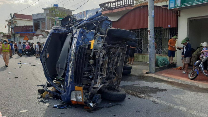 hai phong hai nguoi di xe may tu vong sau cu va cham voi xe tai hinh 2