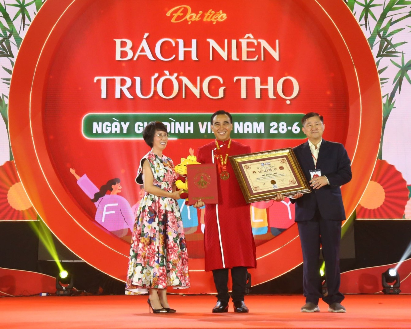 mc quyen linh bat ngo duoc nhan bang ky luc hinh 1