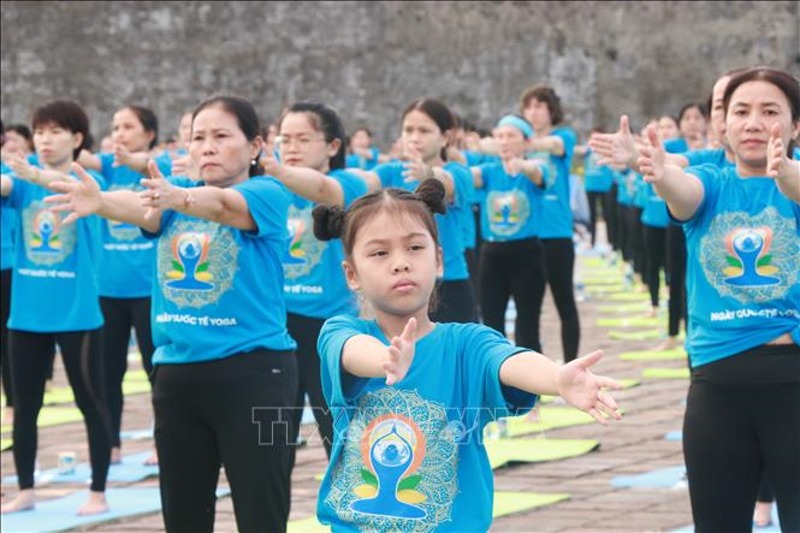 hon 1000 nguoi tham du ngay quoc te yoga tai hue hinh 3