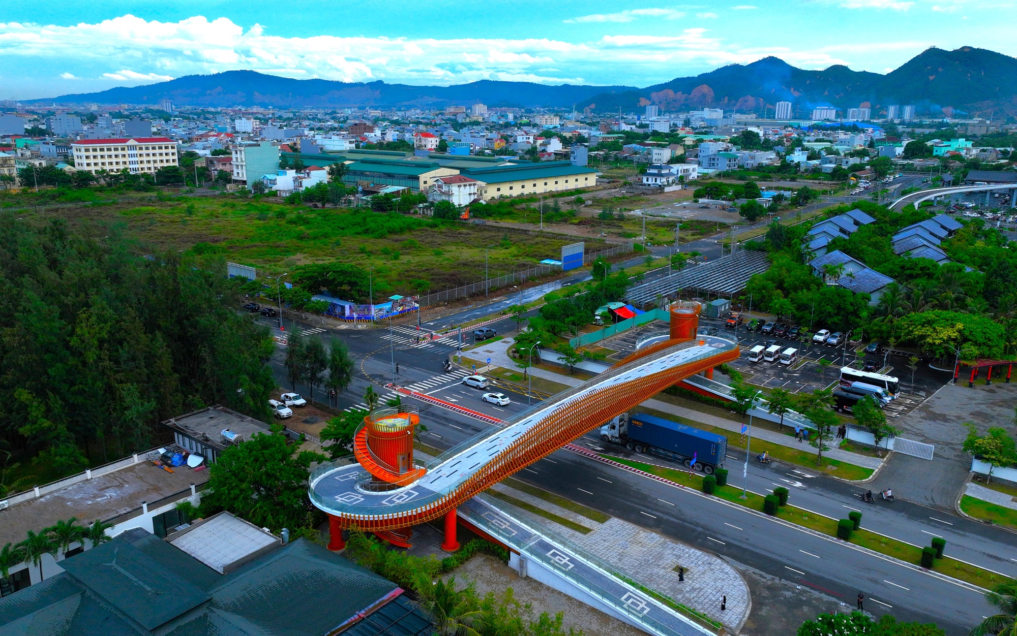 ve dep hap dan cua cay cau di bo dau tien o ven bien da nang hinh 2