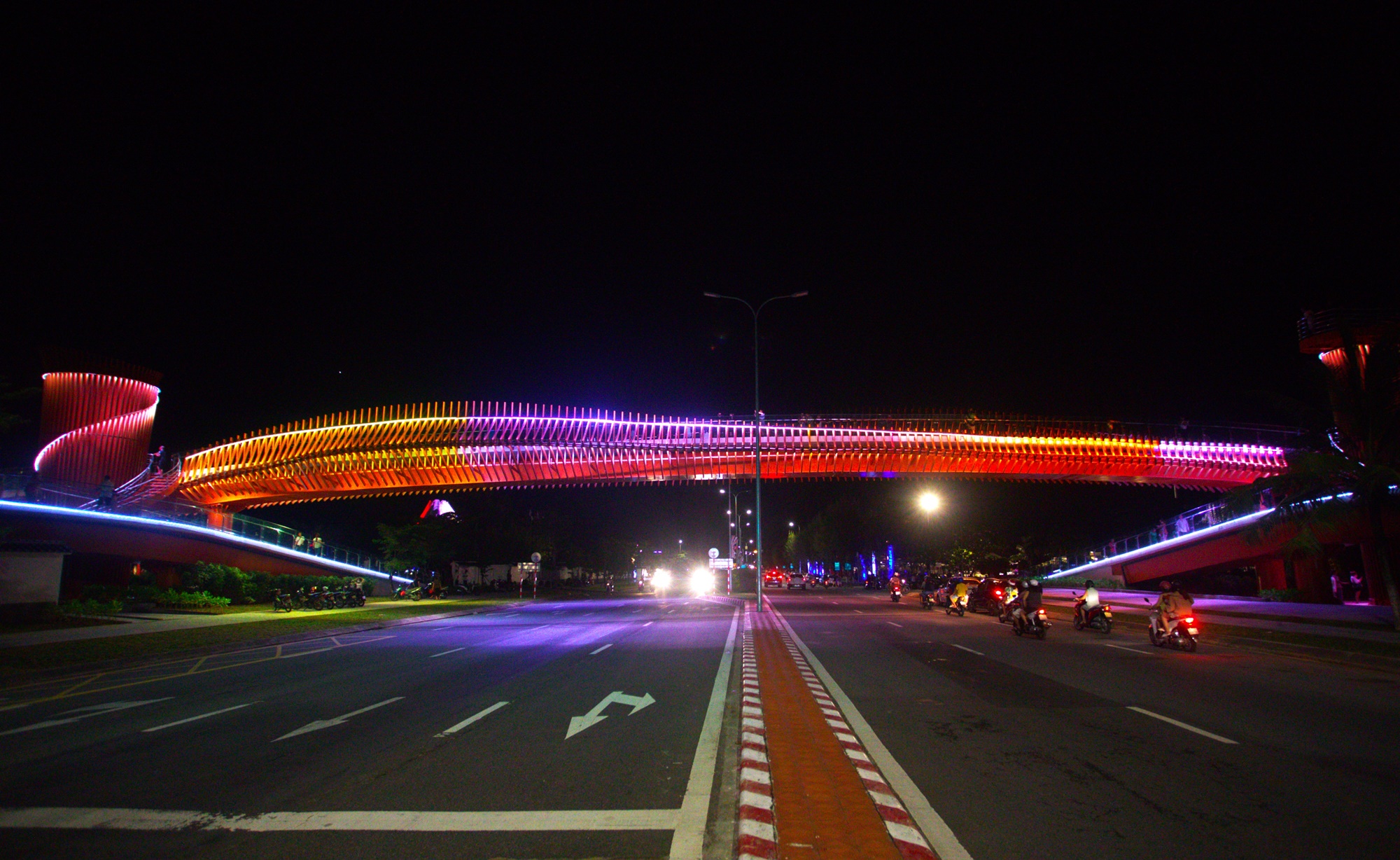 ve dep hap dan cua cay cau di bo dau tien o ven bien da nang hinh 3