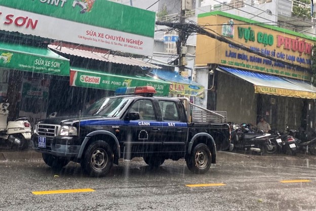 nguoi dan ong bi dien giat tu vongkhi len mai nha quet rac luc troi mua hinh 1