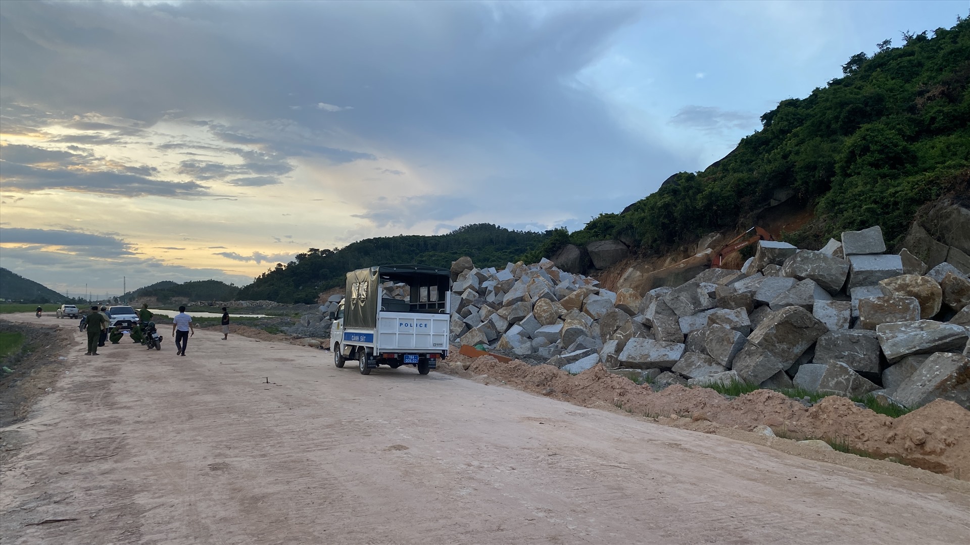 phu yen tai xe may dao bi da de tu vong khi dang thi cong cao toc bac  nam hinh 2