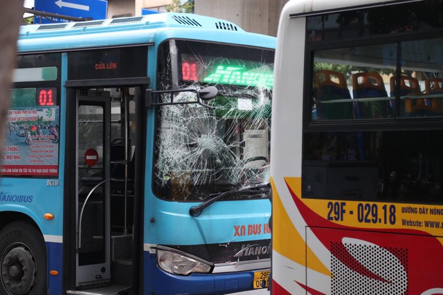 ha noi 3 xe buyt dam lien hoan khi vao ben hinh 1