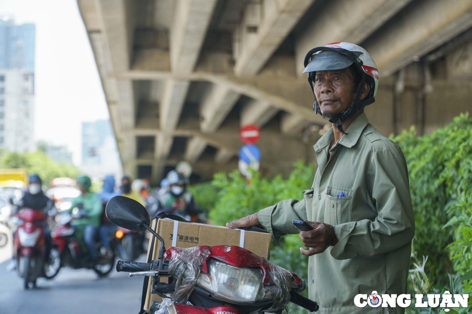 ha noi nguoi dan trum kin mit ra duong duoi cai nong 40 do c hinh 4