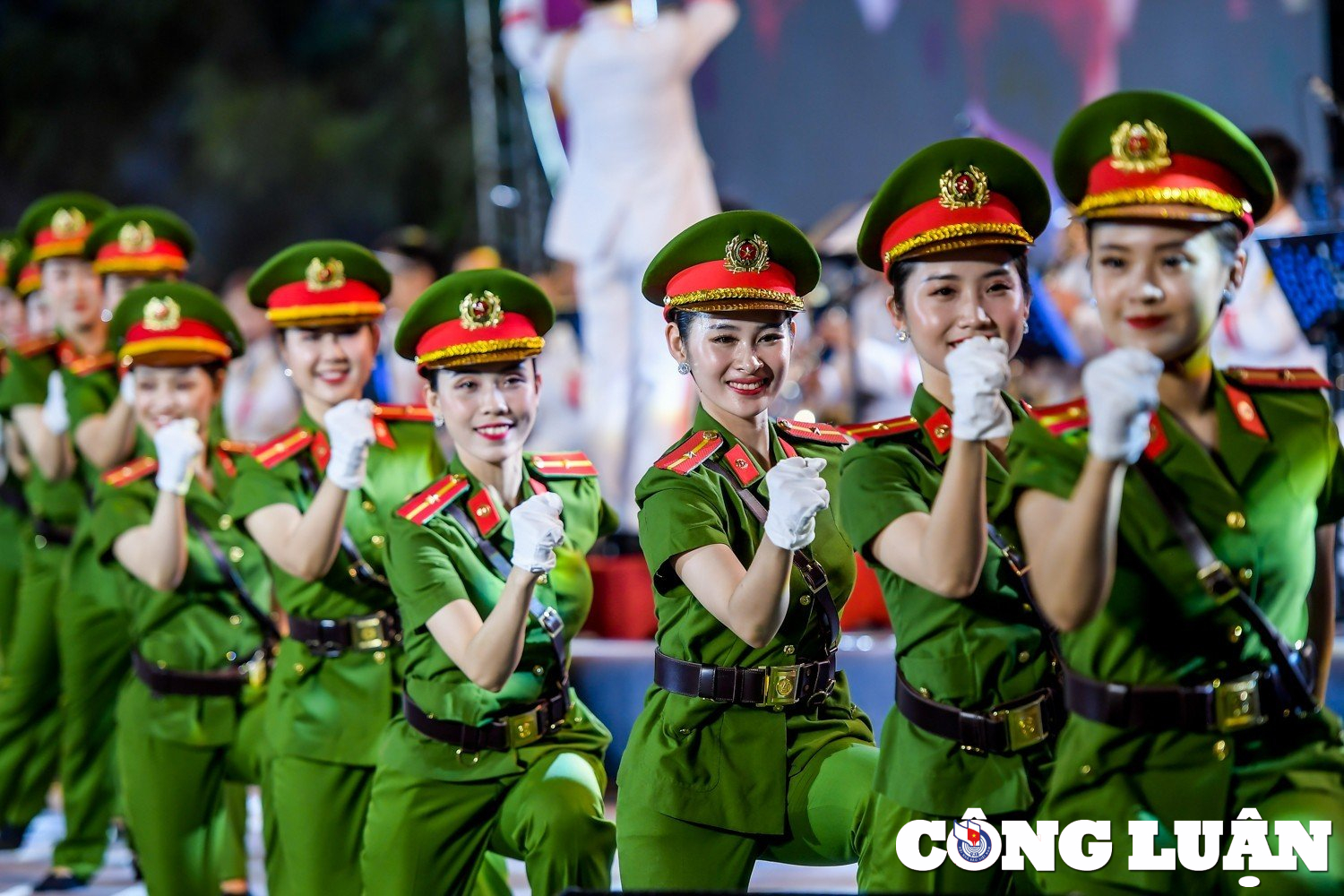 ha noi nu canh sat co dong xinh dep bieu dien nghe thuat tren pho di bo hinh 3