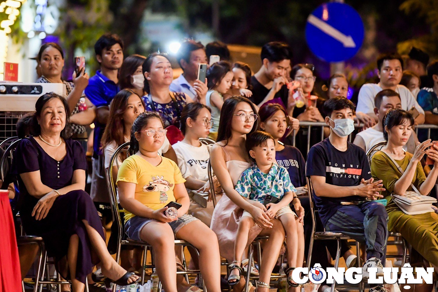 ha noi nu canh sat co dong xinh dep bieu dien nghe thuat tren pho di bo hinh 11