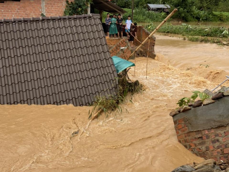 kon tum hai can nha o huyen bien gioi bi mua lu danh sap luc rang sang hinh 2