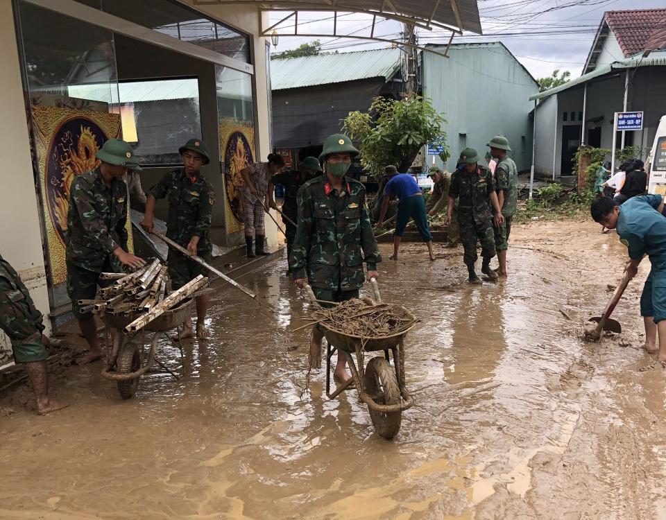 kon tum hai can nha o huyen bien gioi bi mua lu danh sap luc rang sang hinh 3