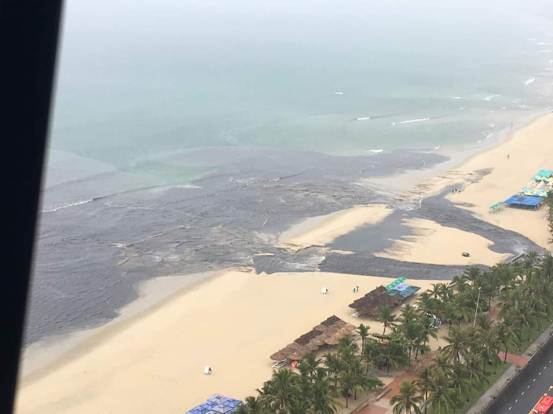 da nang kinh hoang voi dong nuoc den ngom do ra bien my khe hinh 2