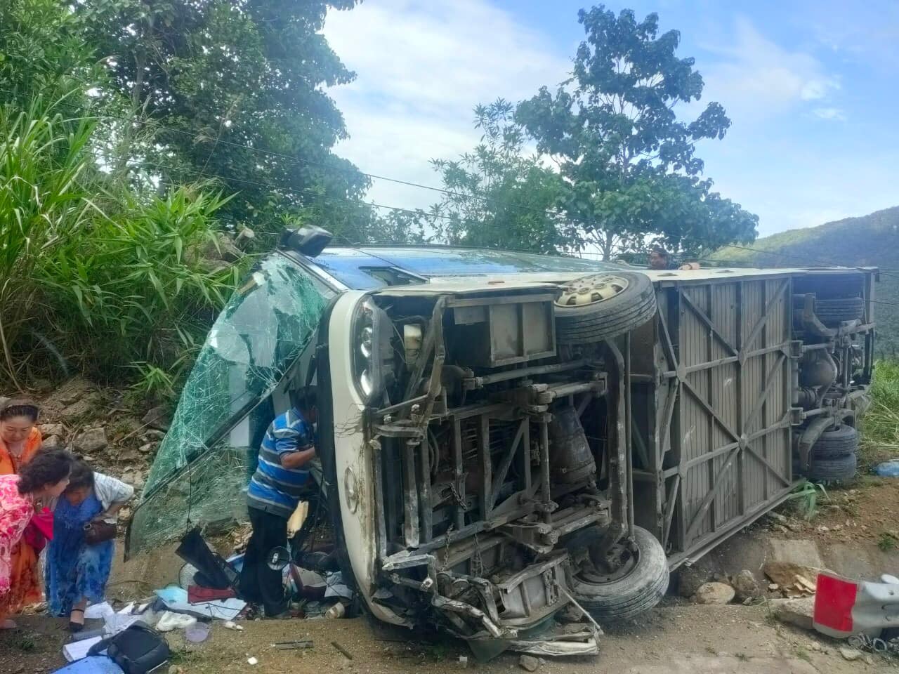 khanh hoa 4 du khach nguoi trung quoc tu vong trong vu tai nan tren deo khanh le hinh 2