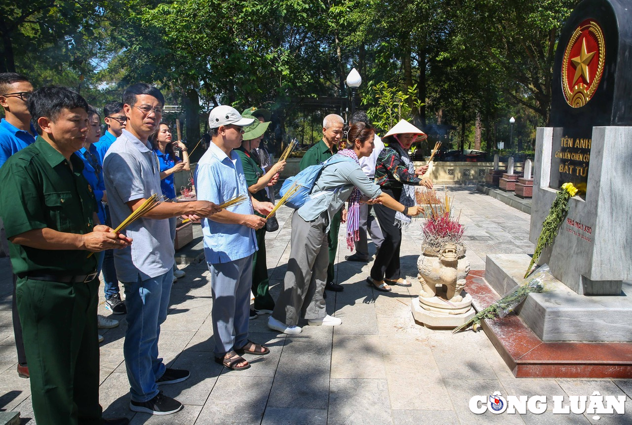 dang huong tuong niem cac anh hung liet si tainghia trang liet si quoc gia truong son hinh 7