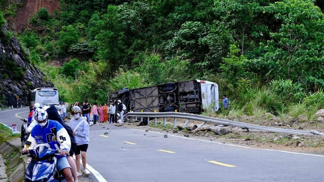 kip thoi khac phuc hau qua vu lat xe cho doan khach trung quoc tren deo khanh le khanh hoa hinh 1