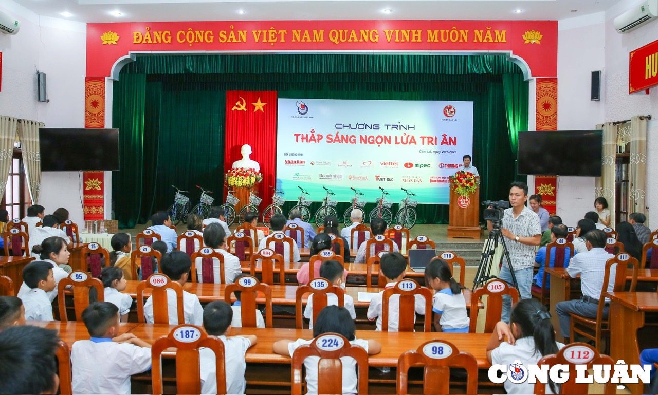 nhieu phan qua y nghia gui den gia dinh chinh sach hoc sinh ngheo hieu hoc huyen cam lo quang tri hinh 2