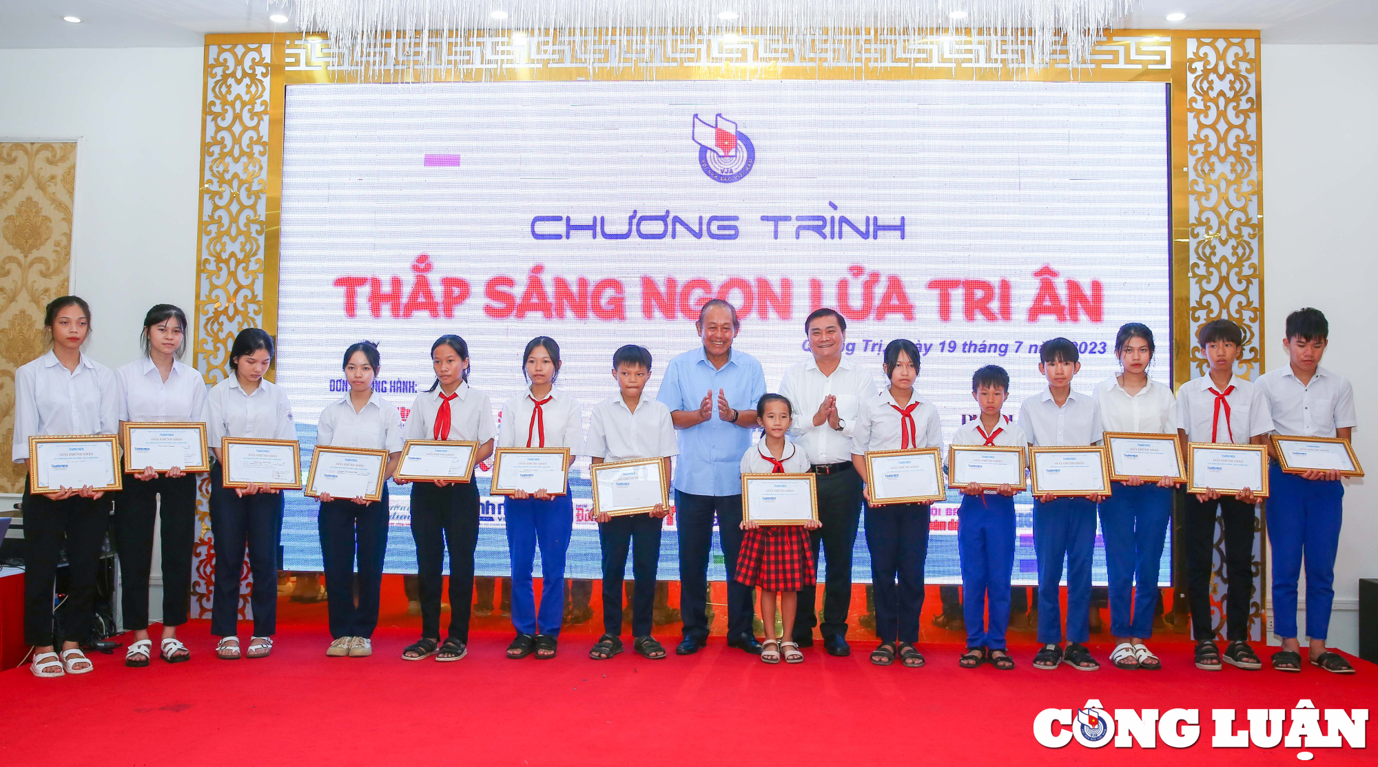 thap sang ngon lua tri an lan toa tinh than thien nguyen tu nguoi lam bao den cong dong hinh 4