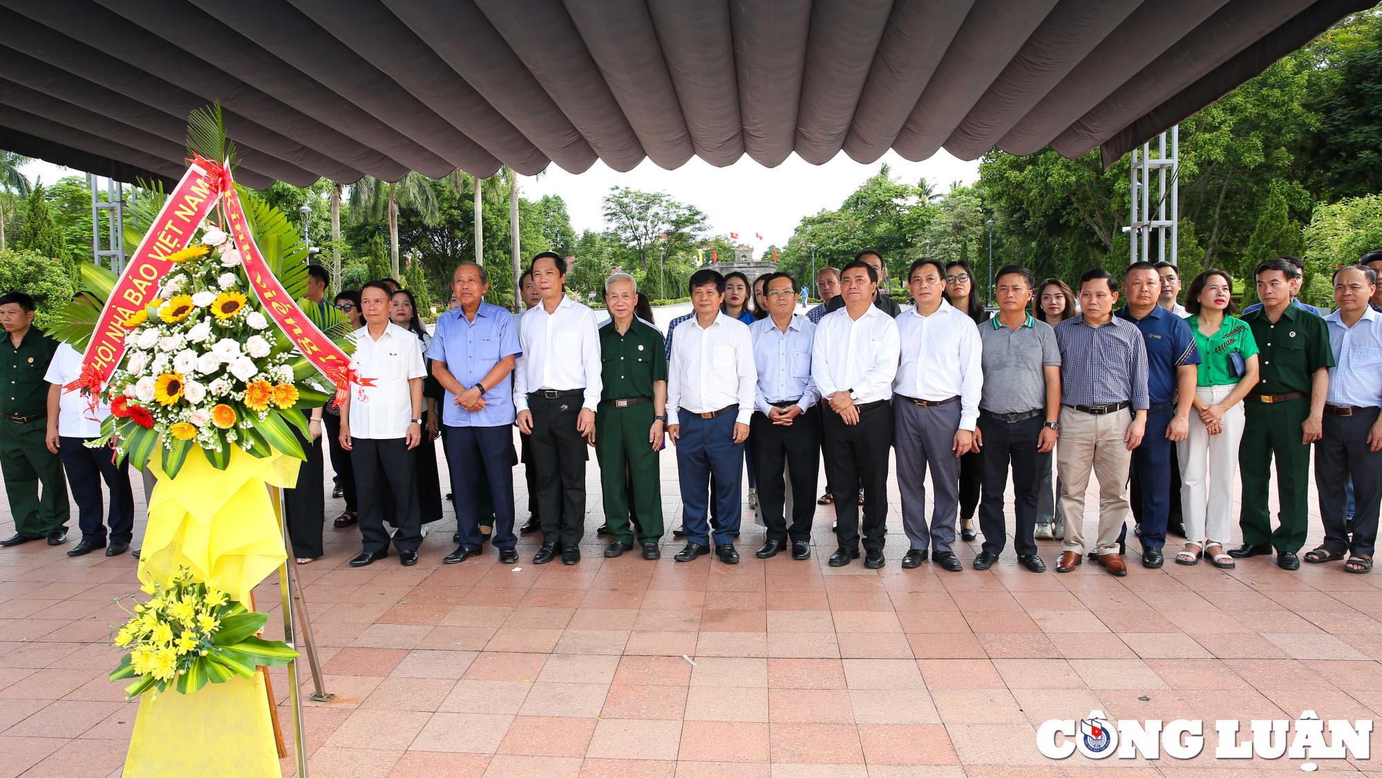 thap sang ngon lua tri an lan toa tinh than thien nguyen tu nguoi lam bao den cong dong hinh 8