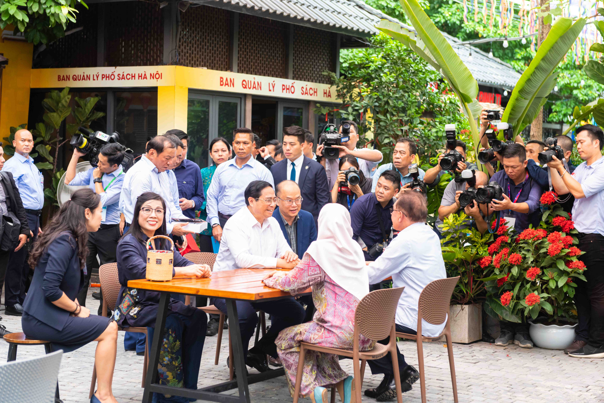 thu tuong pham minh chinh va thu tuong malaysia tham quan pho sach ha noi hinh 6