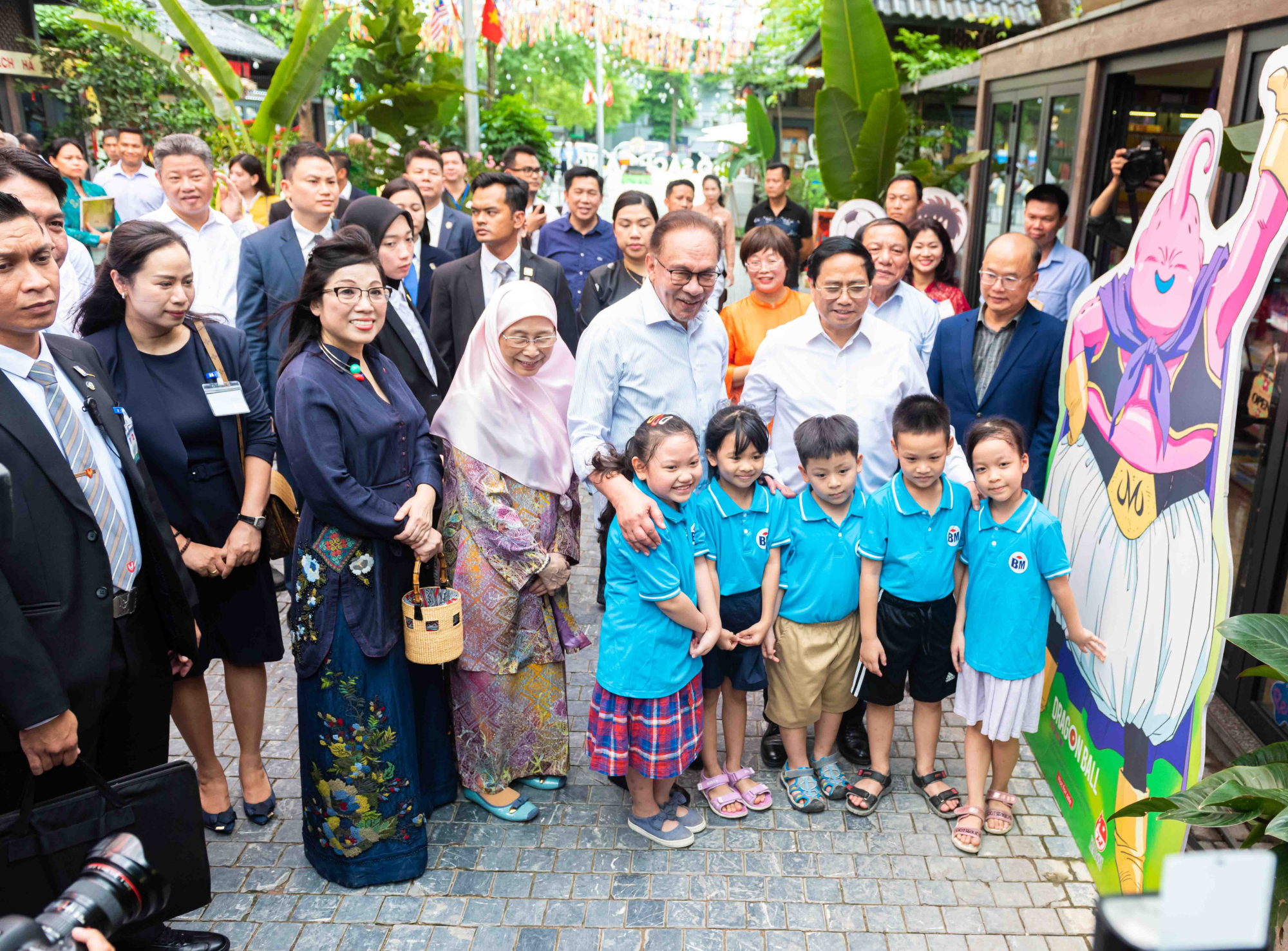 thu tuong pham minh chinh va thu tuong malaysia tham quan pho sach ha noi hinh 3