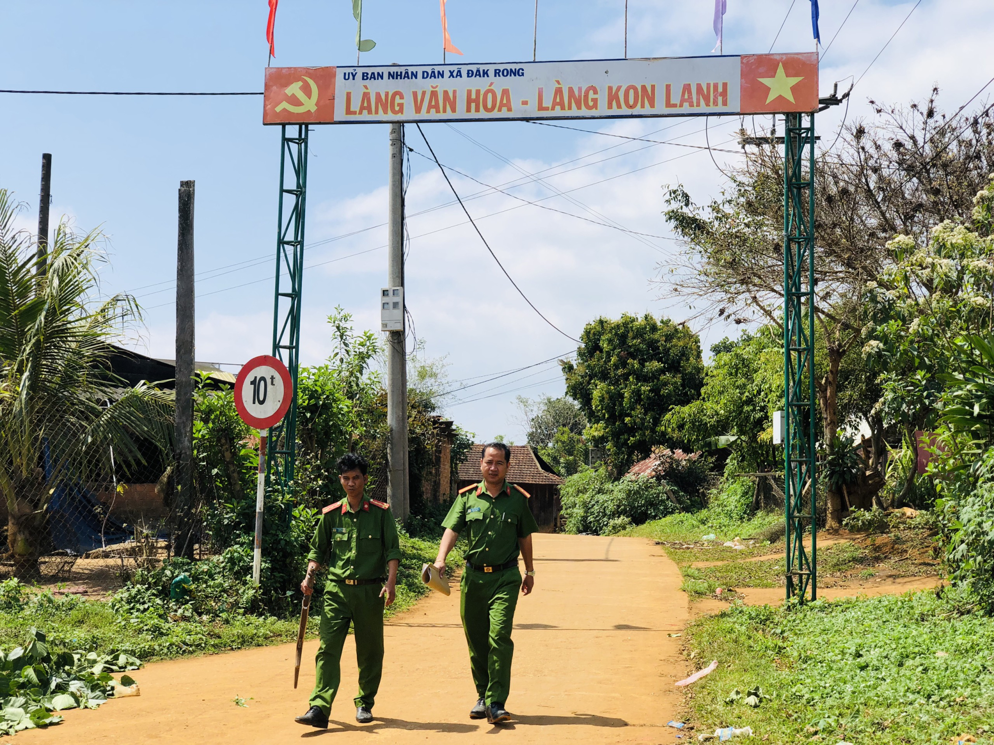 gia lai go cua tung nha van dong nguoi dan giao nop vu khi vat lieu no hinh 1