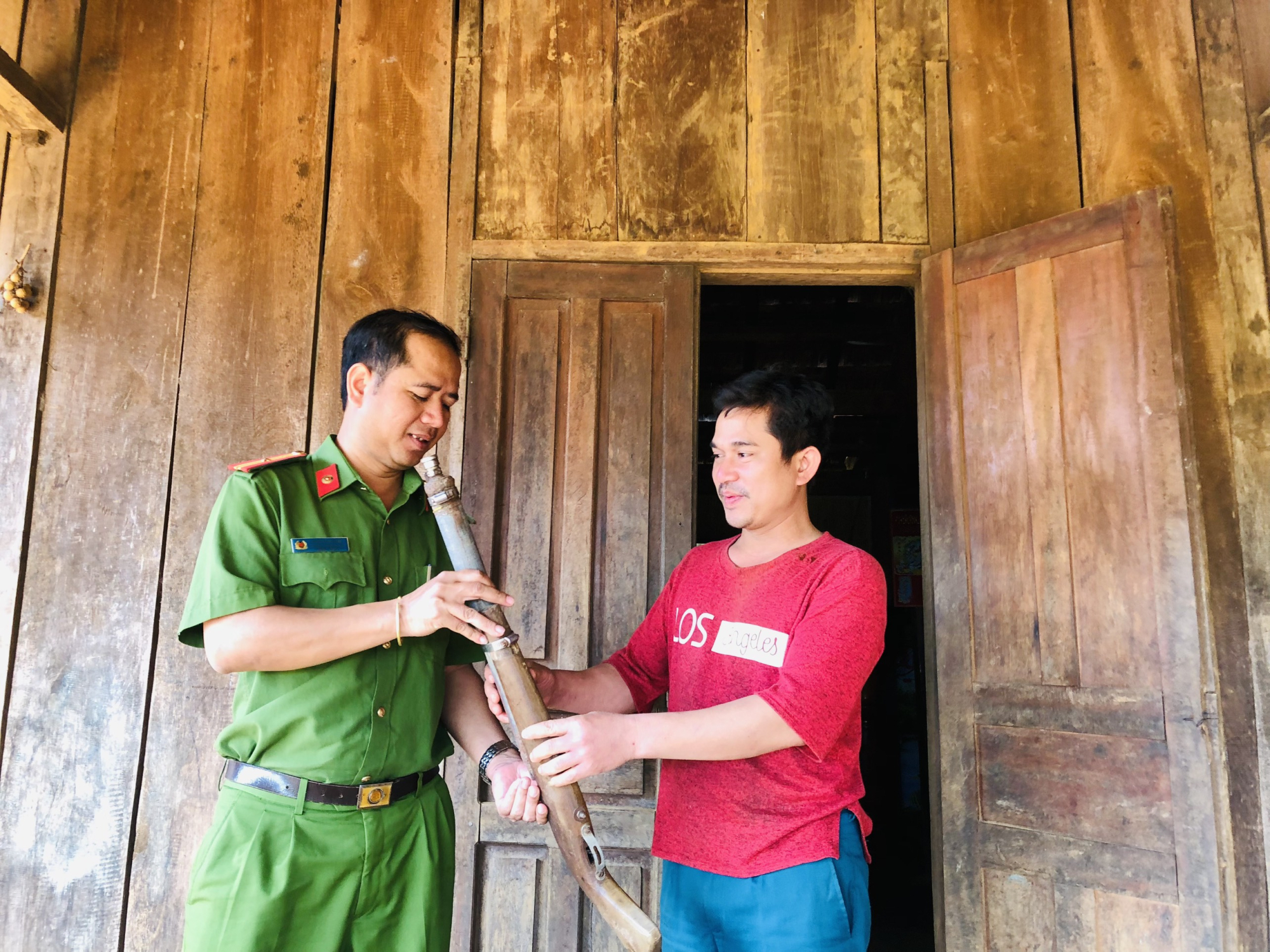 gia lai go cua tung nha van dong nguoi dan giao nop vu khi vat lieu no hinh 2