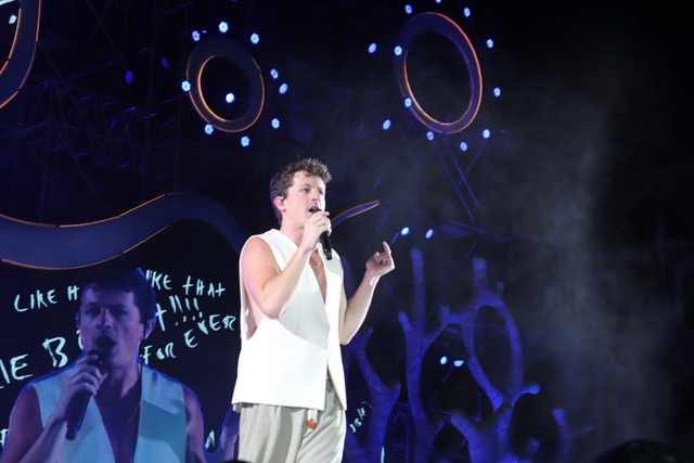 charlie puth het minh truoc su co vu cua hang ngan khan gia trong dem dien tai nha trang hinh 1