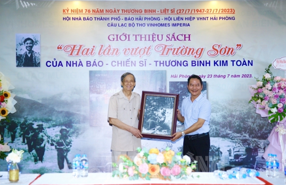 ra mat sach hai lan vuot truong son cua nha bao  chien sy  thuong binh kim toan hinh 1