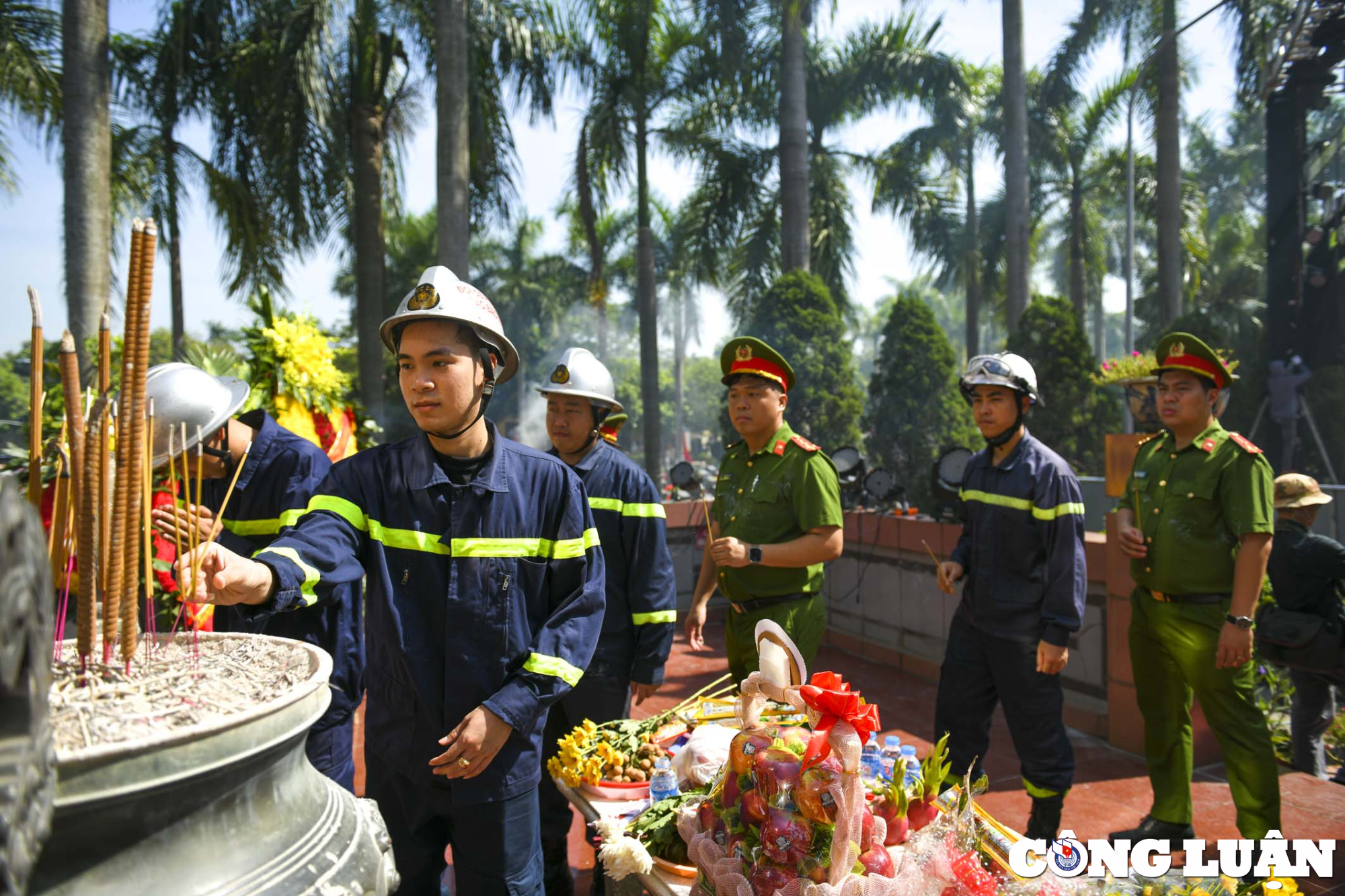 canh sat phong chay chua chay thap huong tri an cac anh hung liet si hinh 3