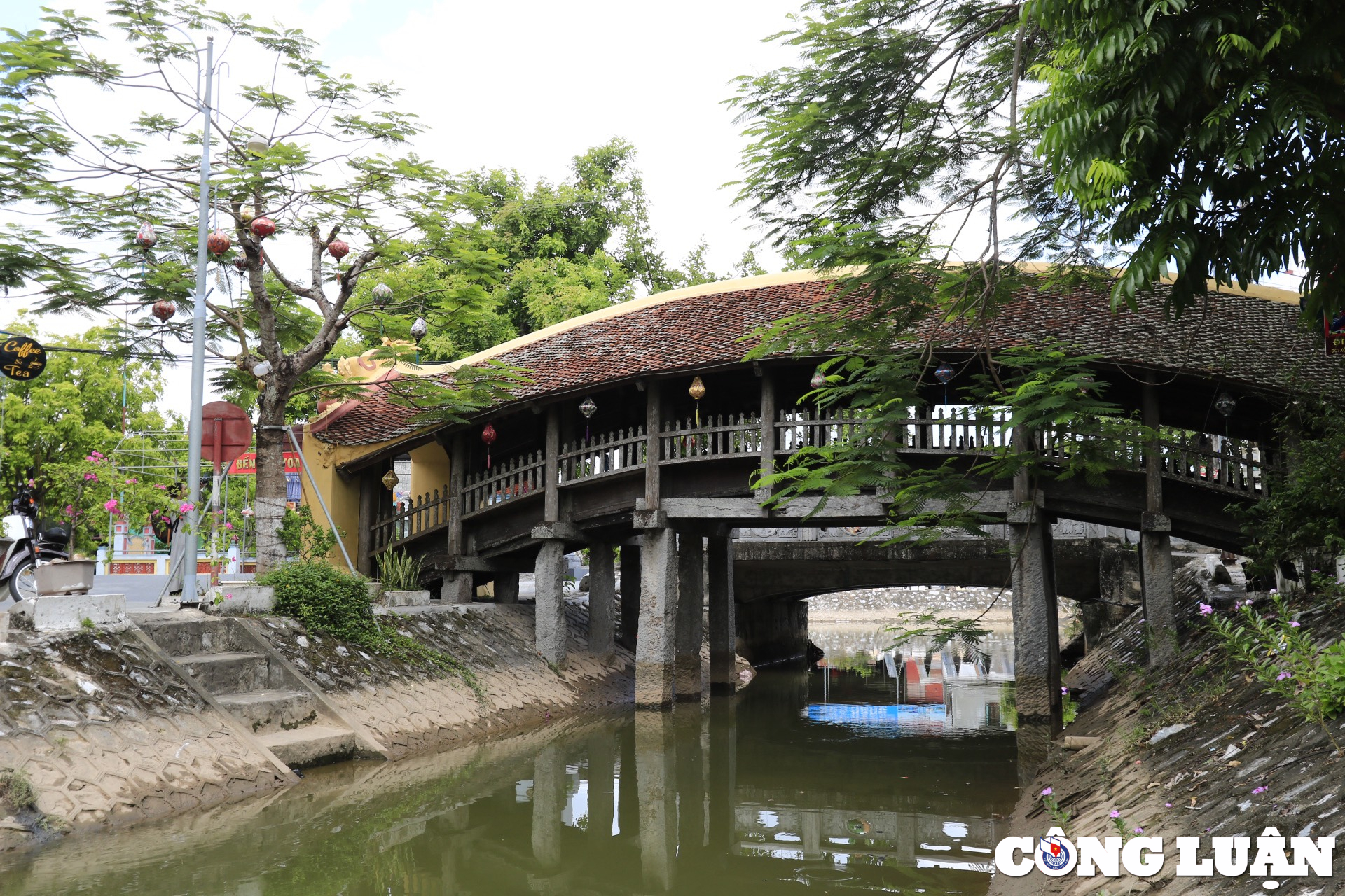 Vẻ đẹp cổ kính của cây cầu ngói dáng rồng trên 500 năm tuổi ở Nam Định