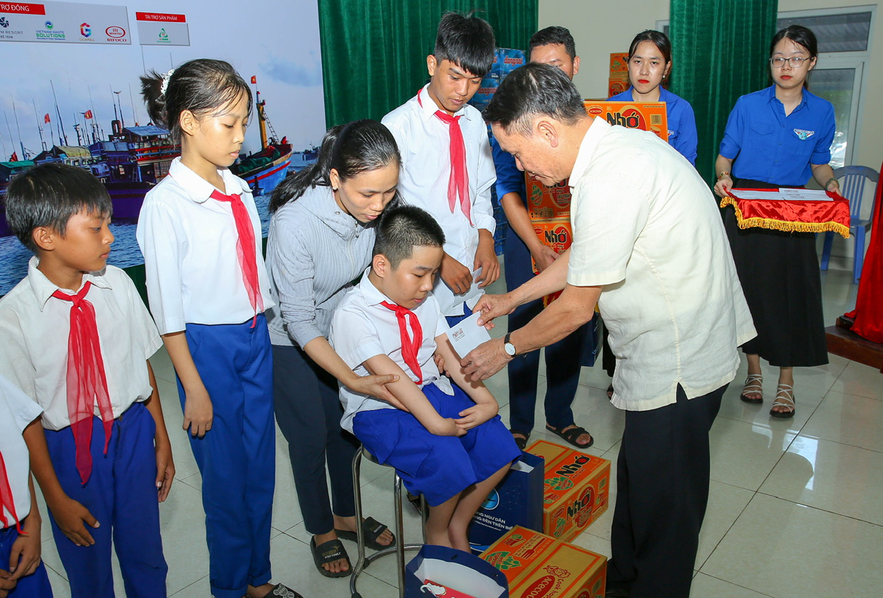 thap sang ngon lua tri an hoi tu nhung tam long nhan ai hinh 2