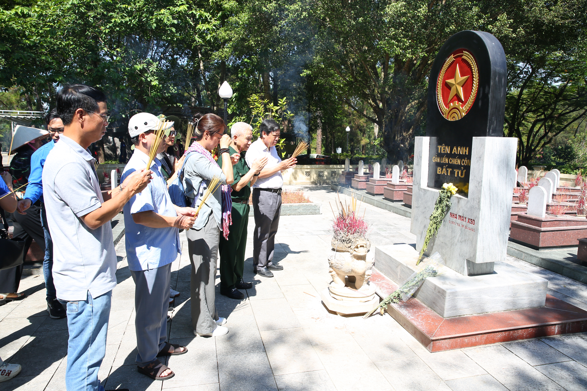 thap sang ngon lua tri an hoi tu nhung tam long nhan ai hinh 1