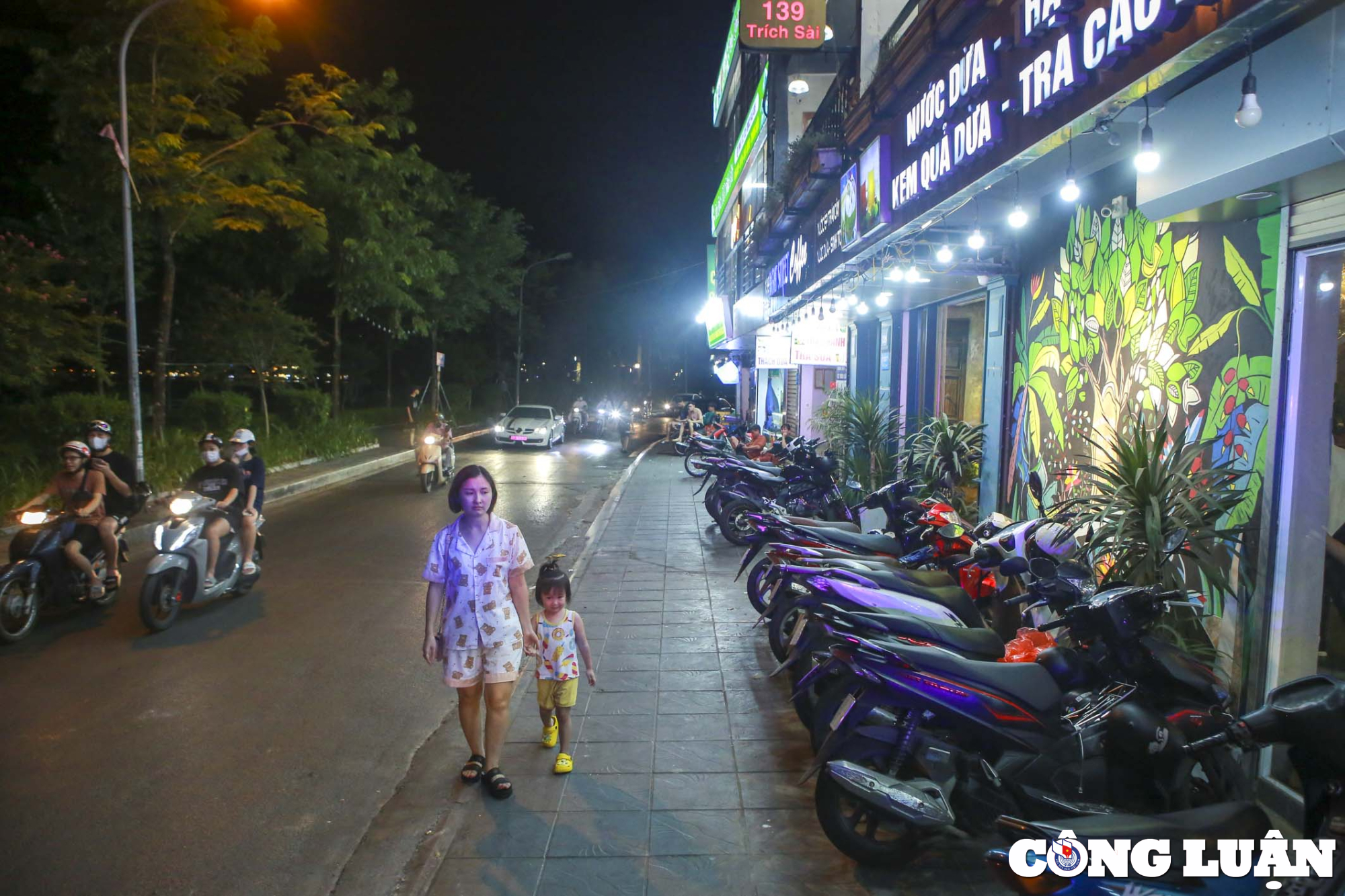 via he ho tay chu quan phai ninh thuong de vao trong nha khong ngoi ngoai via he hinh 6