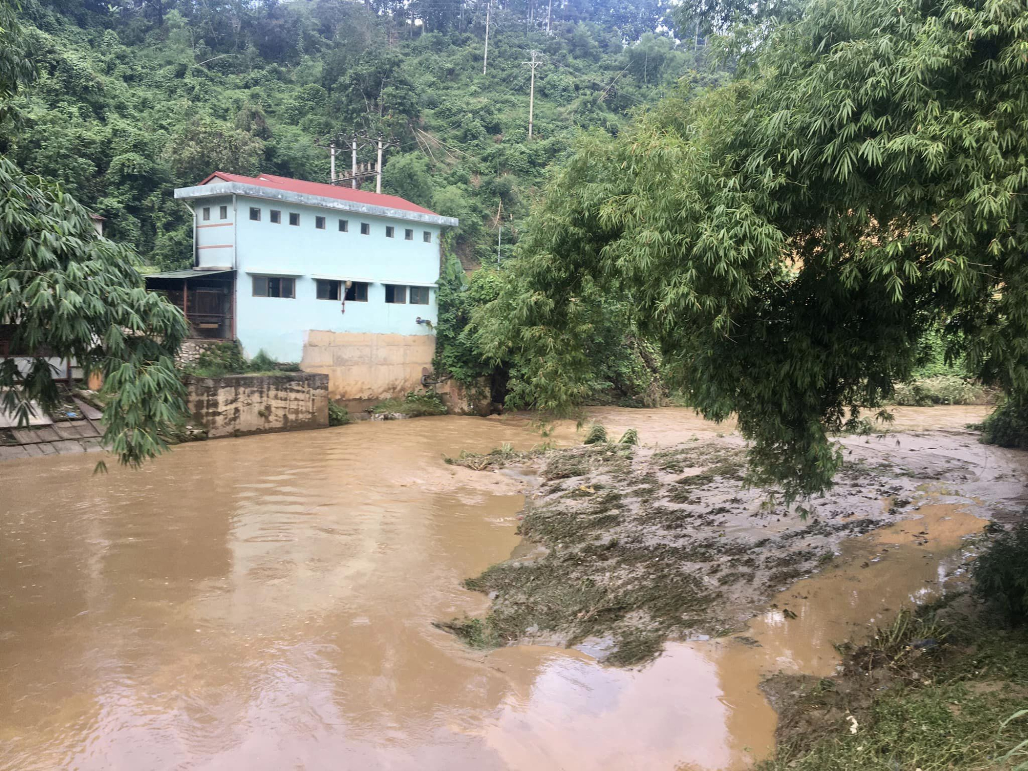 lao cai nha may nuoc sach phai ngung hoat dong vi mua lu lam nuoc suoi qua duc hinh 1