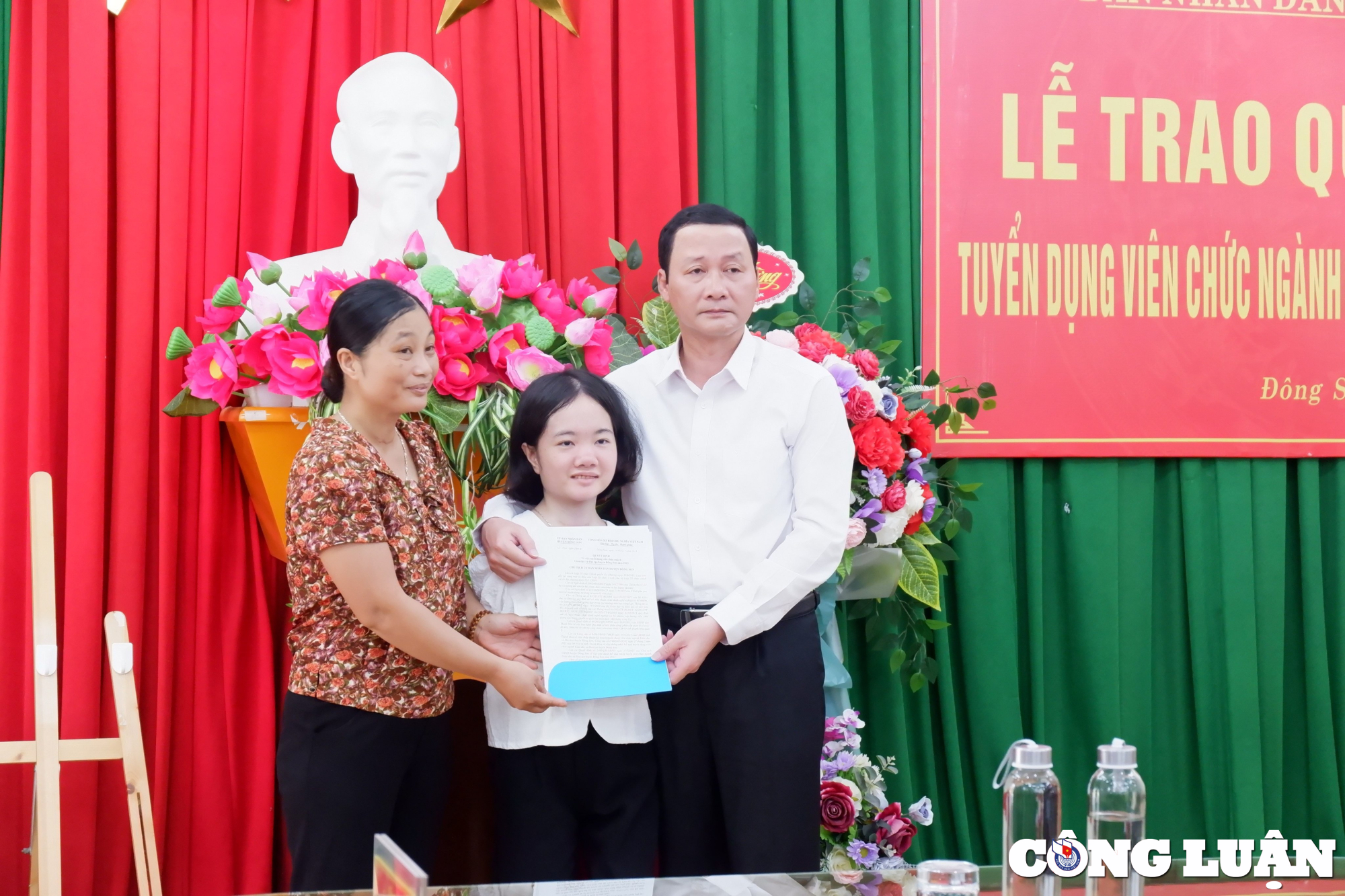 thanh hoa trao quyet dinh tuyen dung dac cach cho co giao le thi tham hinh 1