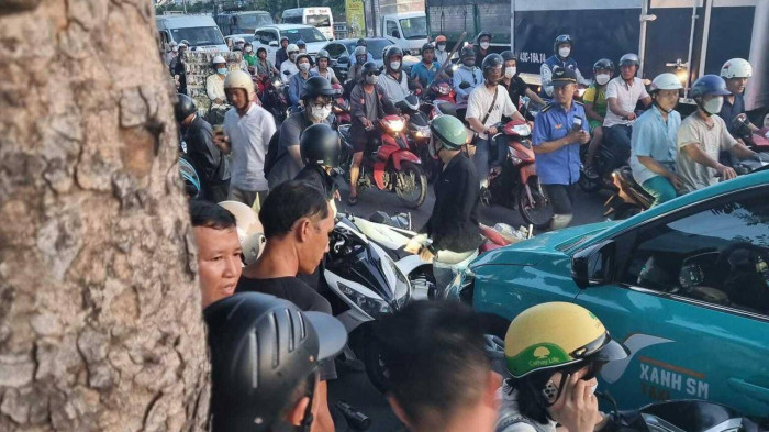 da nang hang loat xe may bi taxi dam khi dang dung den do hinh 1