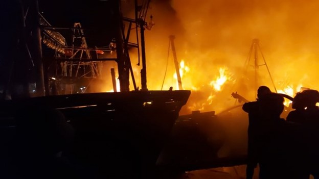 5 tàu cá bốc cháy ngùn ngụt trong đêm 28/7 ở Nghệ An. (Ảnh: MXH).