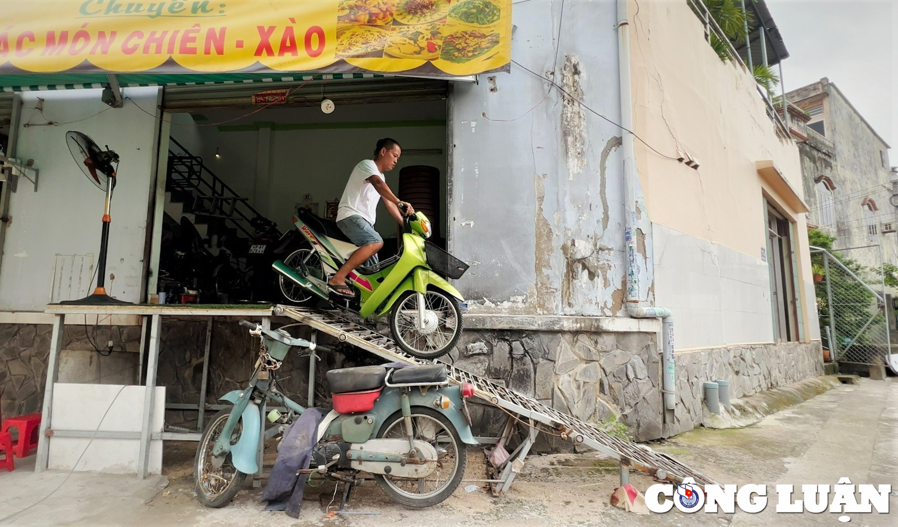 Nhà anh Thái Vân Sang có nền cao 1,2 m để chống ngập