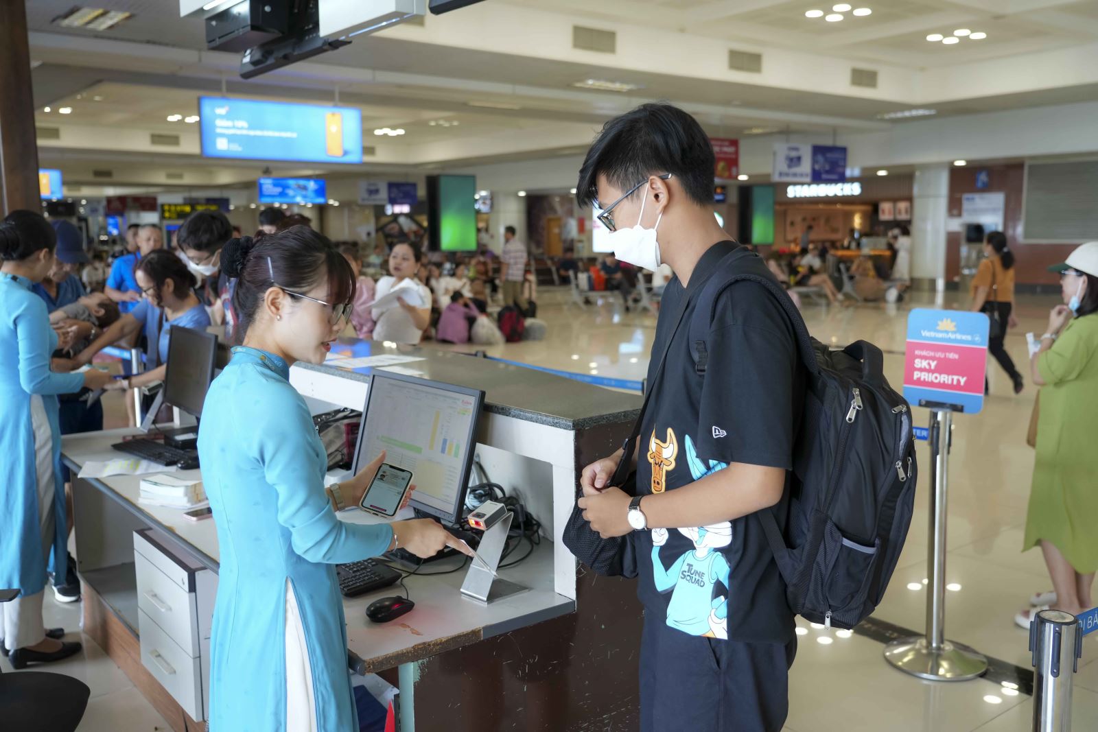 nhieu hanh khach su dung tai khoan vneid de lam thu tuc di may bay hinh 1