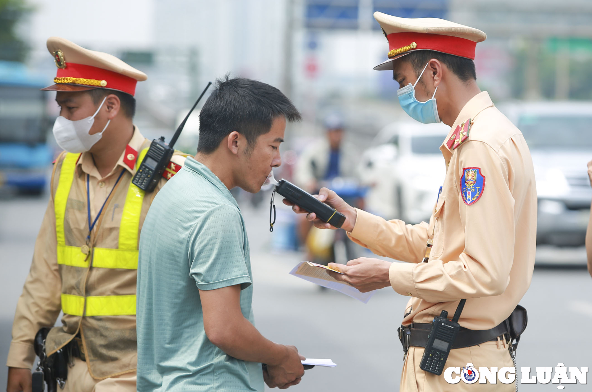 canh sat giao thong thoi nong do con phat to roi tuyen truyen cho xe khach xe container hinh 7